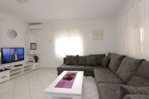 TV, table tennis, toys - Country house with pool and garden (Cista Velika)