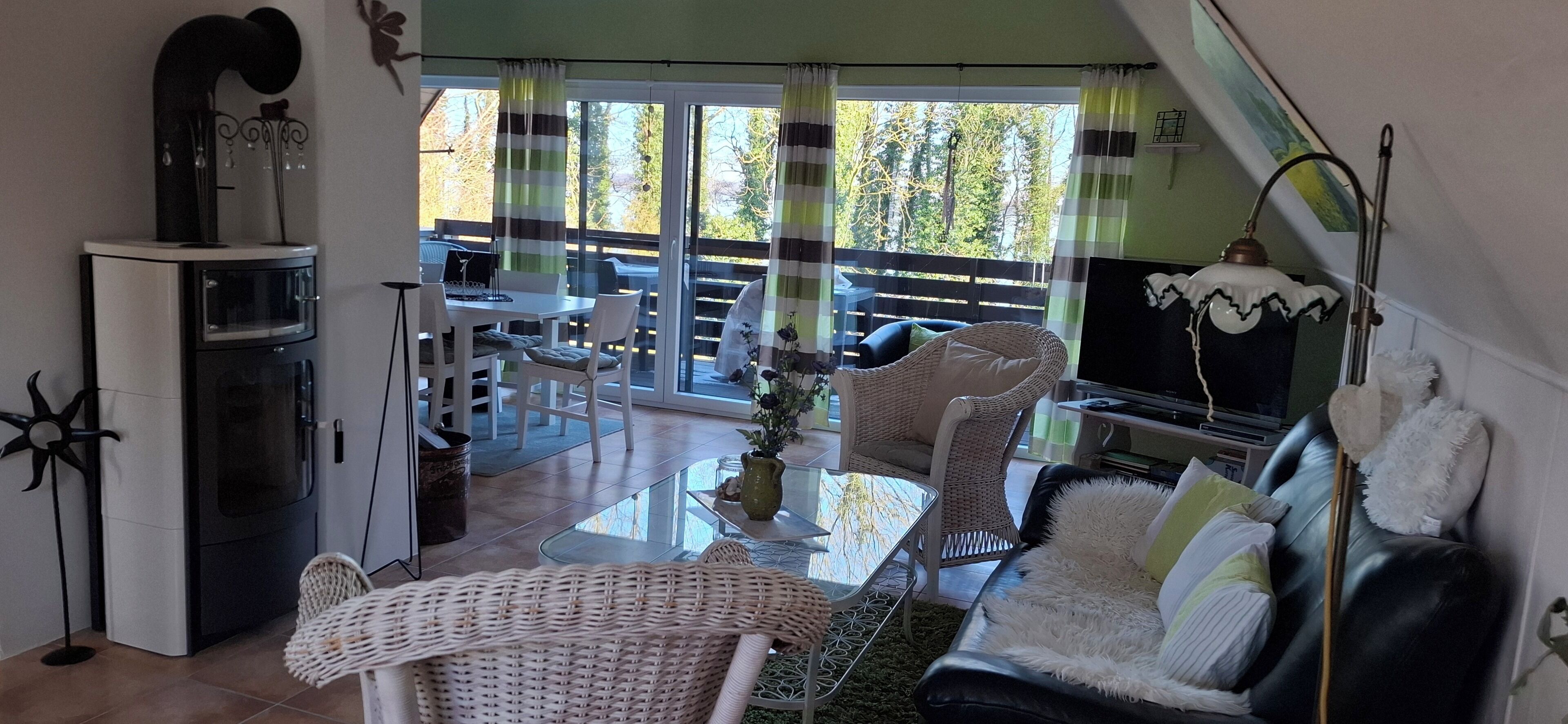 Fernseher, Kamin, Bücher, Stereoanlage