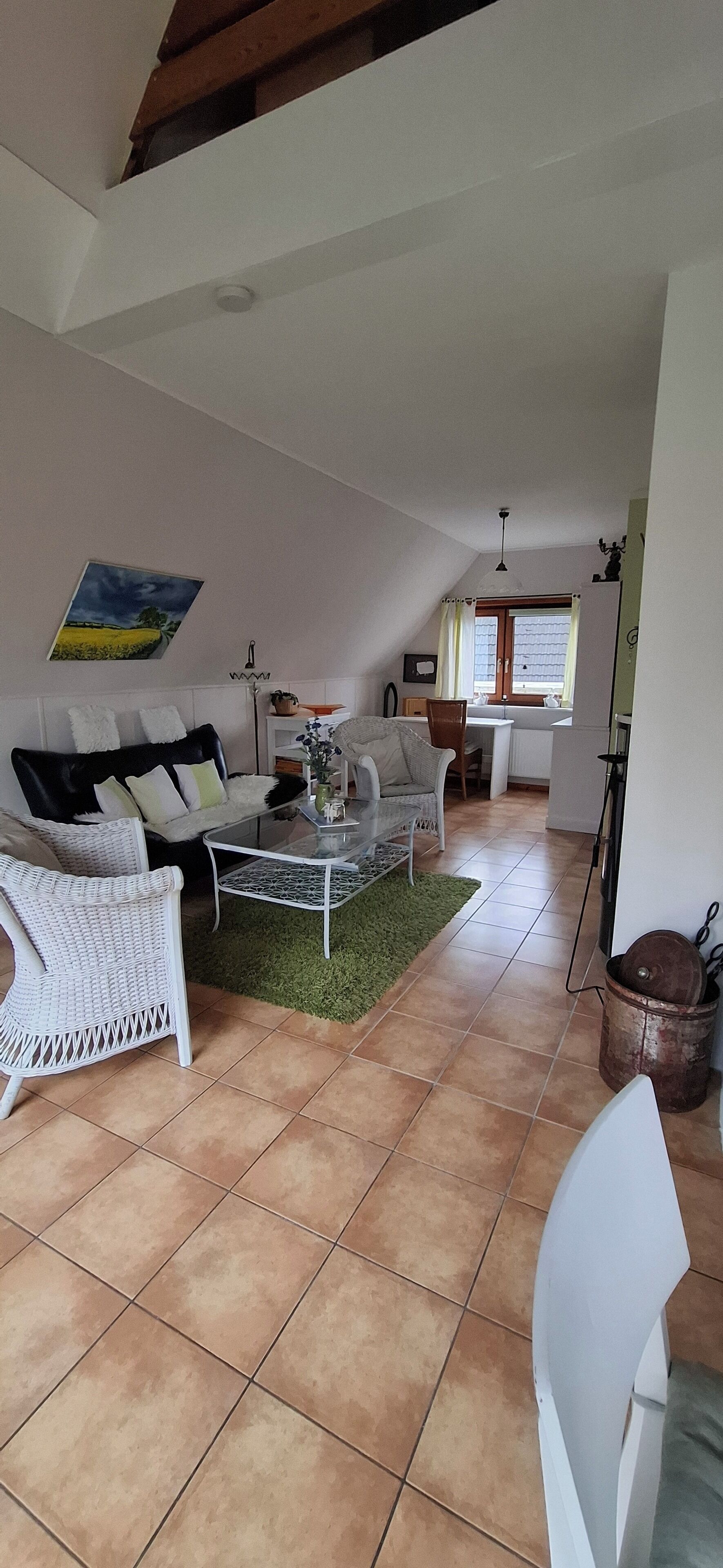 Fernseher, Kamin, Bücher, Stereoanlage