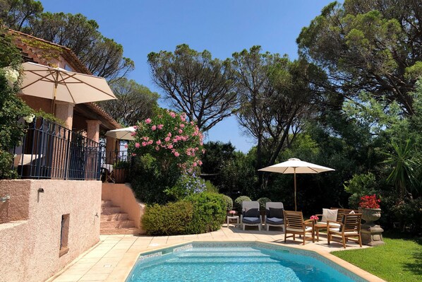 حمّام سباحة مُدفَّأ