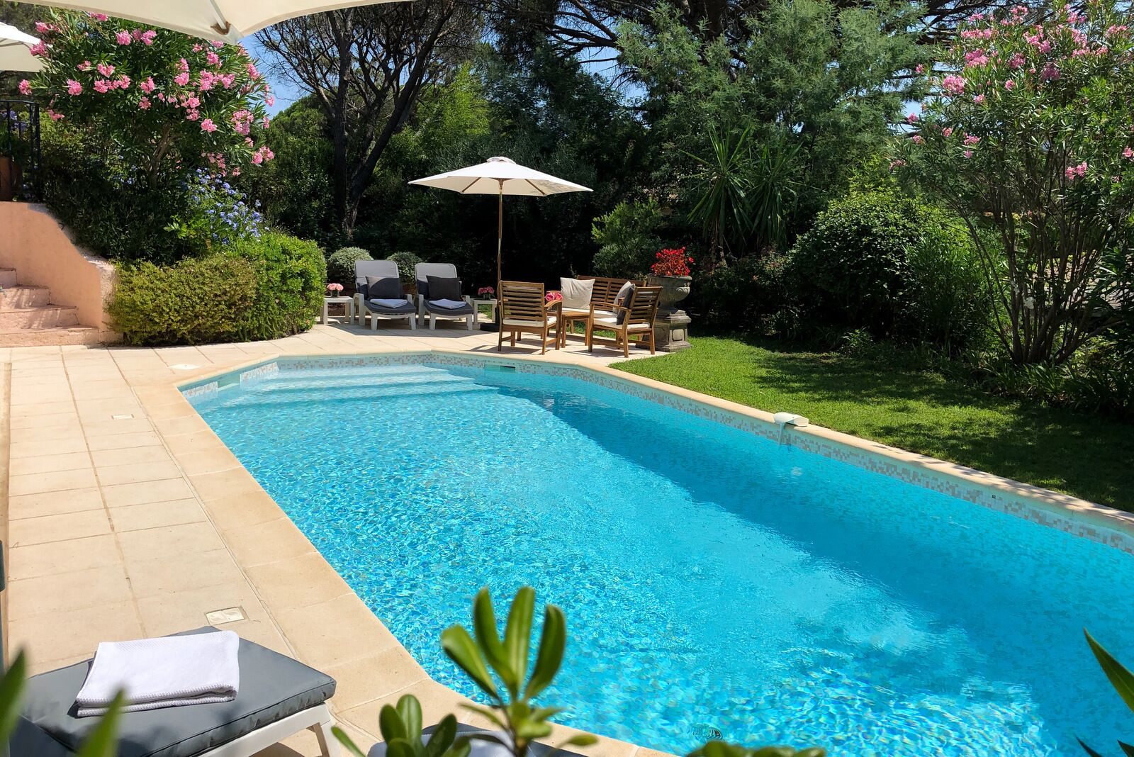 Charming villa with pool and three bedrooms on golf course near the beach