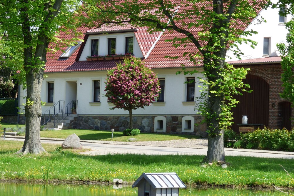 Apartment on a four-sided courtyard with a large garden and swimming pond