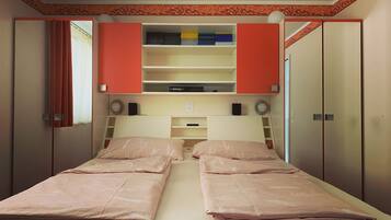 1 soveværelse, skrivebord, strygejern/strygebræt, weekendseng