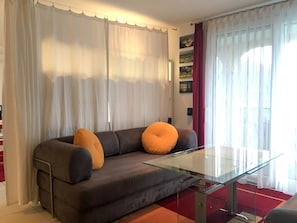 Una Smart TV, un reproductor de DVD, una mesa de tenis de mesa, libros
