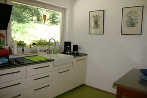 Jääkaappi, uuni, liesi, astianpesukone