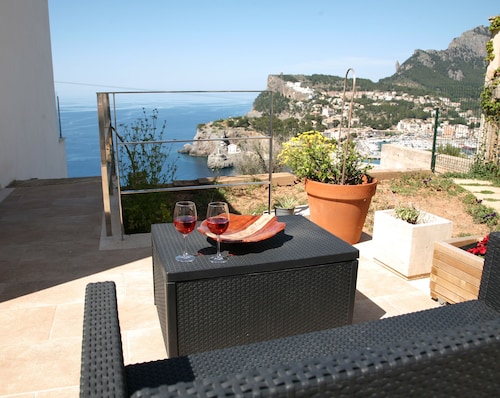 MODERN villa with pool and fantastic sea views. 