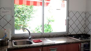 A kitchen with a window, sink, and stove. - Beautiful house with a fascinating sea view - close to the beach (Tacoronte)