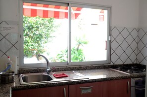 Een koelkast, een oven, een kookplaat, een vaatwasser