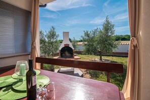 Outdoor dining - Villa Lavanda with pool, 7 km from the sea, barbecue, free WiFi (Marcana)