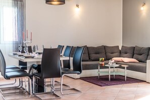 Dining - Villa Lavanda with pool, 7 km from the sea, barbecue, free WiFi (Marcana)