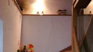 A wooden staircase with a blue vase of flowers on the left. - Luxurious, spacious **** apartment on a farm - family friendly (Tann (Rhön))