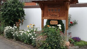 A wooden sign with the text "Ferienwohnung Werner" and "belegt" indicating a vacation rental. - Luxurious, spacious **** apartment on a farm - family friendly (Tann (Rhön))