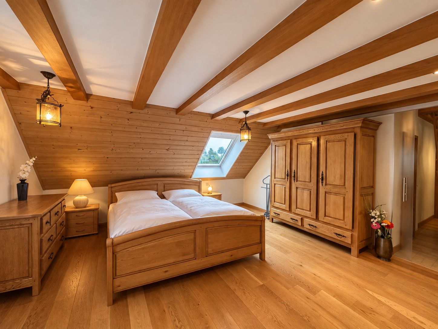 Ein Schlafzimmer mit Holzboden, einem Oberlicht, einem Bett, Nachttischen und einem Kleiderschrank.