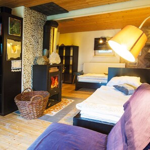 3 bedrooms, travel cot, free WiFi, bed sheets