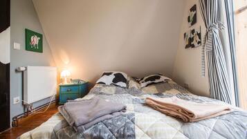 3 bedrooms, travel crib, free WiFi, bed sheets