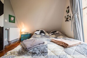 3 bedrooms, travel cot, free WiFi, bed sheets