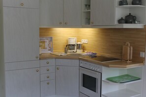 Kühlschrank, Ofen, Herdplatte, Wasserkocher mit Kaffee-/Teezubehör