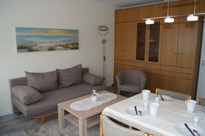 TV, books, stereo - Apartment on the south beach (Burg auf Fehmarn)