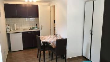 Refrigerador, horno, placa de cocina, cafetera/tetera