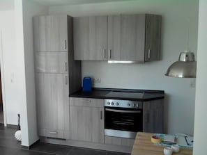 Kylskåp, ugn, spishäll och diskmaskin