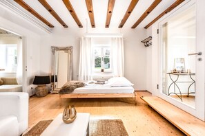 7 bedrooms, in-room safe, desk, iron/ironing board