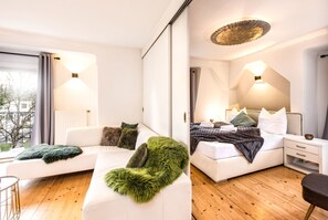 7 bedrooms, in-room safe, desk, iron/ironing board - up to 16 pax, BBQ, sunbeds, bikes, close to ski areas, lake region and town (Salzburg)