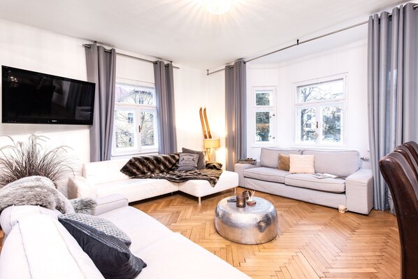 Smart TV, DVD player, books, offices