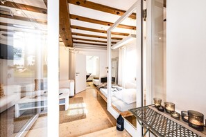 Smart TV, DVD player, books, offices - up to 16 pax, BBQ, sunbeds, bikes, close to ski areas, lake region and town (Salzburg)