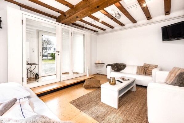 Smart TV, DVD player, books, offices