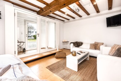 up to 16 pax, BBQ, sunbeds, bikes, close to ski areas, lake region and town