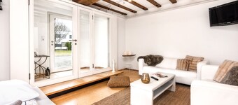 up to 16 pax, BBQ, sunbeds, bikes, close to ski areas, lake region and town