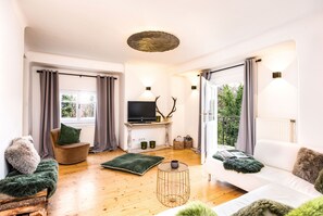 Smart TV, DVD player, books, offices