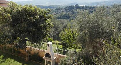 Maison trĂšs lumineuse avec jardin et vue panoramique sur le sud de la mer