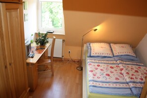 2 bedrooms, desk, iron/ironing board, free WiFi