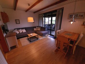 Smart TV, DVD player, books, stereo - Log house with large garden - WiFi included - only 5 minutes to the beach (Ostseebad Damp)