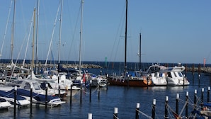 A marina with various boats docked, including sailboats and motorboats. - Log house with large garden - WiFi included - only 5 minutes to the beach  (Ostseebad Damp)