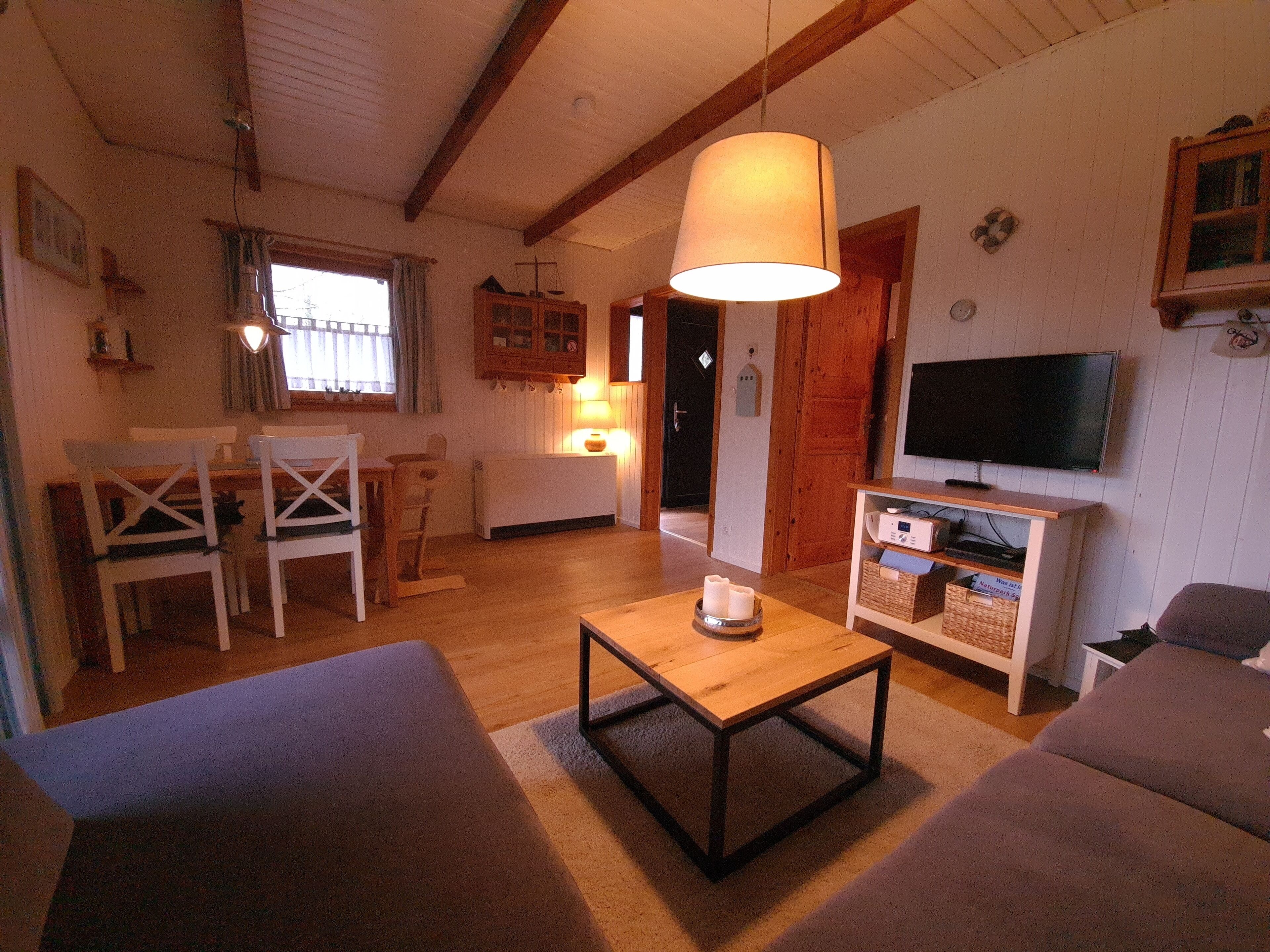 Smart-TV, DVD-Player, Bücher, Stereoanlage