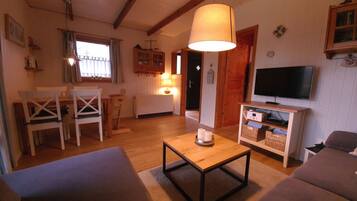 Smart-TV, DVD-Player, Bücher, Stereoanlage