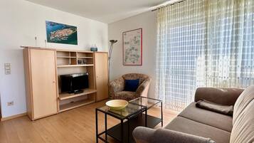 Fernseher, Bücher, Stereoanlage