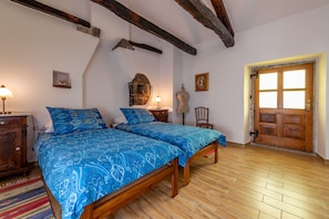 2 chambres, coffre-fort, fer et planche à repasser