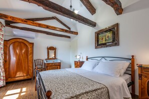 2 makuuhuonetta, tallelokero huoneessa, silitysrauta/-lauta