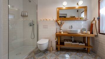 Regadera, secadora de cabello, bidet, toallas