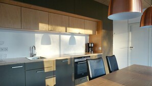 コーヒー / ティーメーカー、冷蔵庫、電子レンジ、オーブン