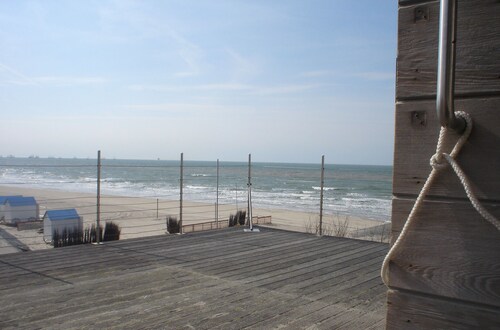 Bright vacation home for up to 6 people with fireplace, garden, parking and WiFi in De Haan