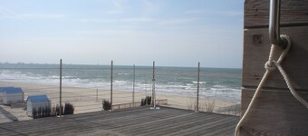 Bright vacation home for up to 6 people with fireplace, garden, parking and WiFi in De Haan