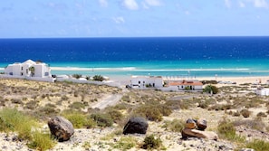 Perto da praia, espreguiçadeiras 