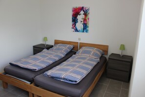 1 غرفة نوم وخزنة داخل الغرفة وواي فاي وملاءات أسرّة