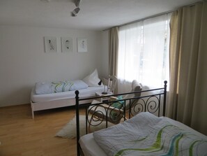 2 bedrooms, iron/ironing board, WiFi, bed sheets - Rosenwohnung, Hochschwarzwald-Card included (Grafenhausen)