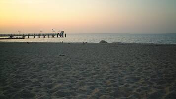 Ranta lähistöllä, aurinkotuoleja