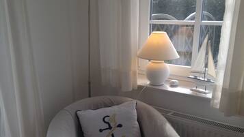 Una Smart TV, libros, una impresora